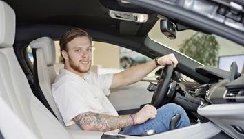 Pastrňák má novou káru. Na léto dostal hybrid, který umí 250 km/h