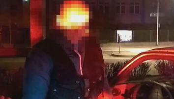 Dvakrát za den ho zastavila policie. Byl na drogách a v neprůstřelné vestě