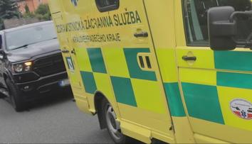 Řidič SUV narazil do houkající sanitky. Jel moc rychle