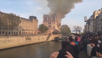 Pět let od požáru Notre Dame. Letos odhalili věž se zlatým kohoutem