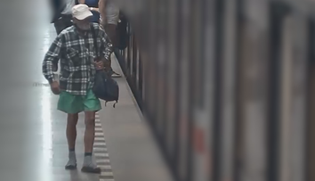 Muž se ukájel v metru. Má poznávací znamení, policie žádá o pomoc
