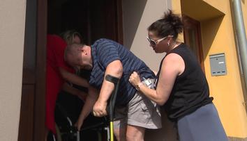 Kvůli dvěma schodům nemůže invalida pět let z bytu. Město se k němu obrací zády