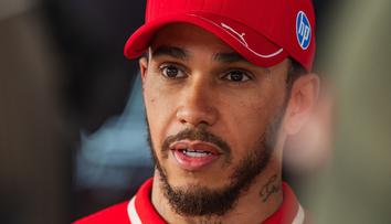 Účes jako Jágr v mládí. Šampion F1 ukázal v paddocku novou vizáž