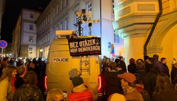 Sněmovna bouřlivě jedná o zrušení televizních poplatků, lidé demonstrují