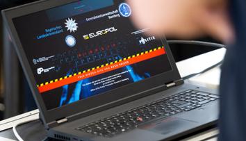 Policie rozbila síť pedofilů. Zablokovala obří stránku s dětskou pornografií