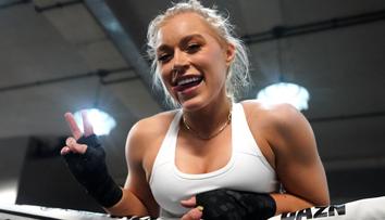 Krásná boxerka opět provokuje! Do fitka ve svatebních šatech, fanoušci šílí