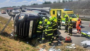 Na D3 se převrátil kamion. Řidiče museli vyprošťovat, letěl pro něj vrtulník