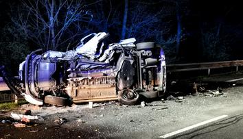 Vážná nehoda uzavřela silnici na Slapy, jeden řidič z místa utekl