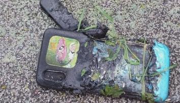 Na základní škole žák vyhodil z okna hořící mobil, na místě zasahovali hasiči