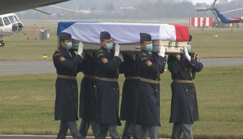 Mrtvá vojákyně je zpátky v Česku. Michaelu přivezl armádní speciál