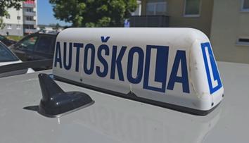 Učitel autoškoly se při výuce měl snažit přejet expřítelkyni. Dva roky učit nebude