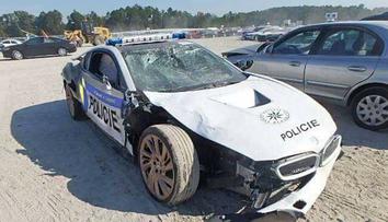 První pořádná fotka nabouraného policejního BMW i8 je podvrh!