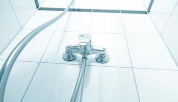 Velmi nepříjemné překvapení! Mladá žena objevila v koupelně hotelu malou kameru