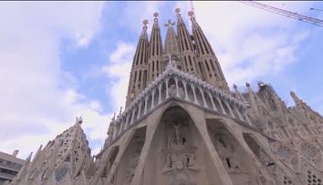 Sagrada Família je nově nejvyšším kostelem světa. Papež mu sám požehnal