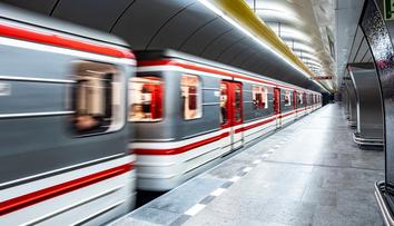 Technická závada ochromila pražské metro. Provoz stál v několika úsecích
