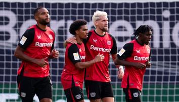 Bayern ve šlágru smetl Stuttgart, Leverkusen otočil bitvu s Frankfurtem