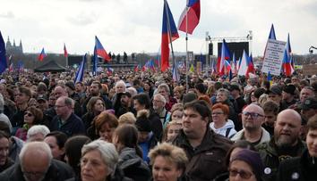 Protivládní demonstrace na Letné. Dorazilo až 250 tisíc lidí, oznámil Minář