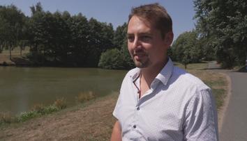 Neváhal ani vteřinu. Muž zachránil řidičku z potápějícího se auta