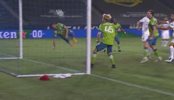 Borec na konec: Obránce v MLS vyhlavičkoval míč z brankové čáry