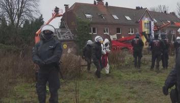 Německým policistům se podařilo vyhnat všechny aktivisty. Protesty pokračují