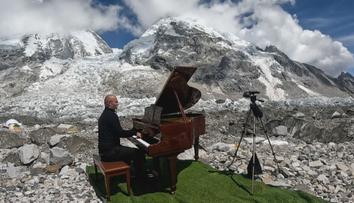 Klavírista hrál dvě hodiny na Mount Everestu. Nástroj mu dopravil vrtulník