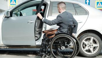 V elektromobilitě Česko zapomíná na vozíčkáře. Přístup k nabíječkám je tragický