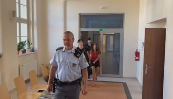 Agresivní bezdomovkyni z Jihlavy prověří psychiatři. Obhájce brojí proti vazbě