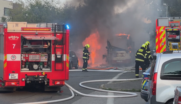Podle Pražanů jsou minibusy na lince 153 v dezolátním stavu. Jeden z nich shořel