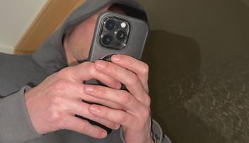 Podvodník připravil ženu o desetitisíce. V SMS zprávě se vydával za její dceru