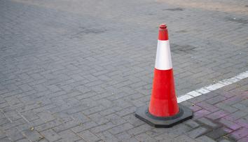Muž si před domem namaloval parkovací místa. Město zuří