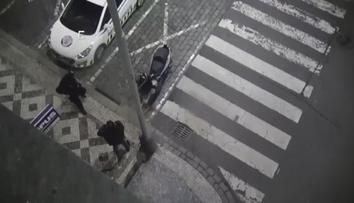 VIDEO: Skútr postavil na místo pro strážníky, chtěl s ním odjet opilý