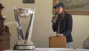 Češka vyrostla v malé vesnici. Teď do ní přivezla nejlepší trofej ženského hokeje