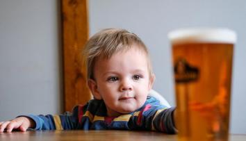 Mnoho lidí dává nealkoholické pivo dětem, ty si mohou vytvořit závislost!