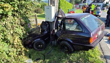Auto plné lidí zdemoloval náraz do sloupu. Tři z nich museli hasiči vyprošťovat