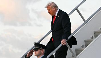 Trump se ze strachu ukryl mezi jídlem. Do letadla z Ankary ho naložili potají