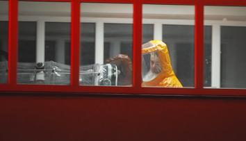 Pacient s podezřením na ebolu zatím nemá příznaky. Léčbu zaplatí USA