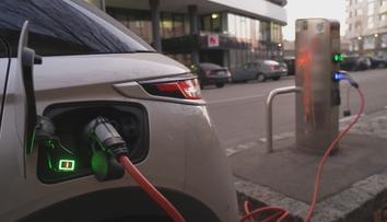 Dobíjecích stanic pro elektroauta má přibýt. Problémy ale hrozí nadále