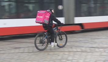Vláda chystá změnu v zákoníku práce. Dotkne se kurýrů a taxikářů