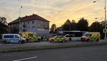 Motorkář při předjíždění srazil muže. Řidič ihned zemřel, chodec je ve vážném stavu
