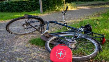 Tragická nehoda ukončila prestižní závod. Cyklista po kolizi zemřel