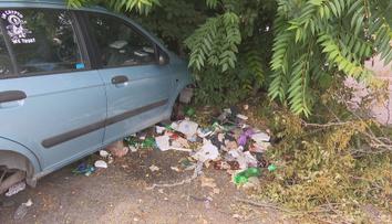 Odpadky a injekce. Kolín trápí stav parkoviště, radnice chystá změnu