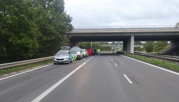 Mladý muž chodil u Chebu v černém oblečení po silnici. Srazilo ho auto a zemřel