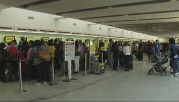 Aerolinky zrušily 9 letů. Na letišti se strhla velká bitka. VIDEO