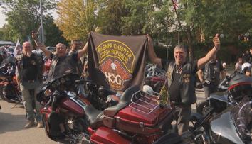 Burácení motorů a vůně benzínu. Praha hostila sraz fanoušku Harley-Davidson