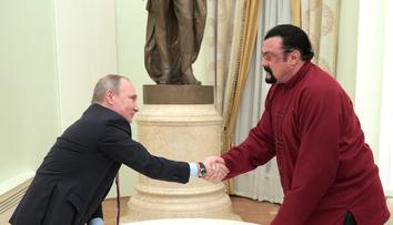 Putin verbuje těžký kalibr, Steven Seagal dostal ruský pas