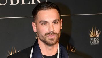 Adam Šedro z Love Islandu se bude ženit. Partnerku překvapil prstýnkem na Bali