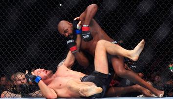 Jones vyhrál 22. zápas v UFC a obhájil titul. Jeho hvězdný soupeř ukončil kariéru