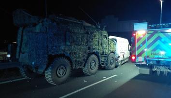 Obrněný transportér na dálnici smetl dodávku. Vjela mu do cesty