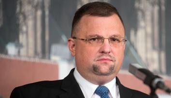 Forejt slíbil prozradit, komu kvůli vyznamenání volal. Odjel ale pryč