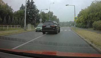 VIDEO: Hrozivý manévr SUV před přechodem v Praze. Ostatní vyvázli jen těsně